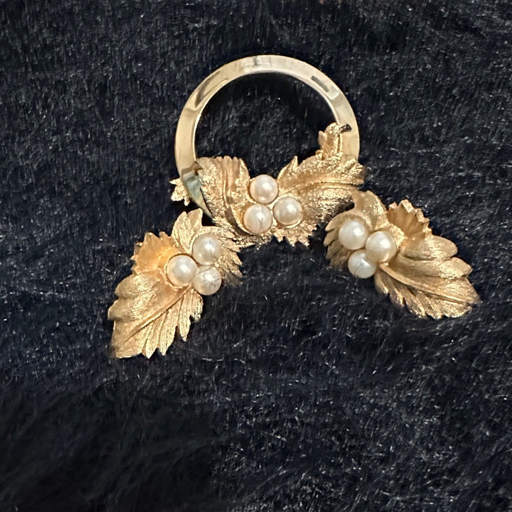 Sarah Coventry Gold Leaf Brooch Set with Pearls (brooch & earrings)